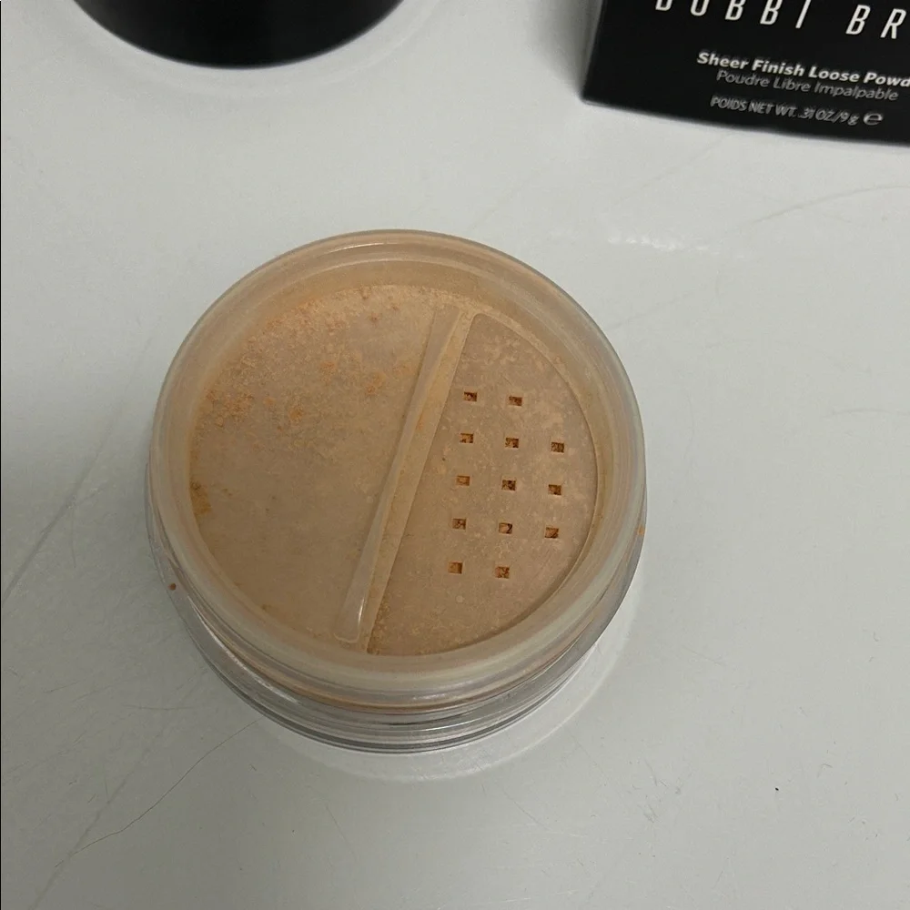 Bobbi Brown Sheer Finish Loose Powder - Soft Sand